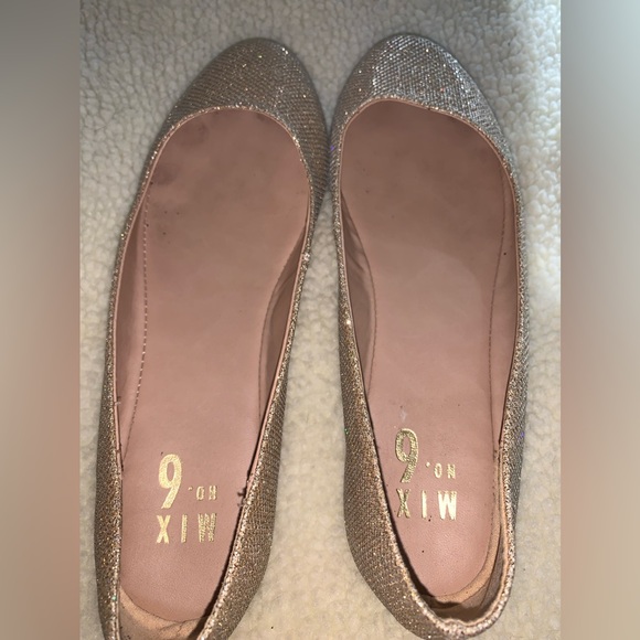 Mix No. 6 gold very sparkly flats size 8. - Picture 13 of 15